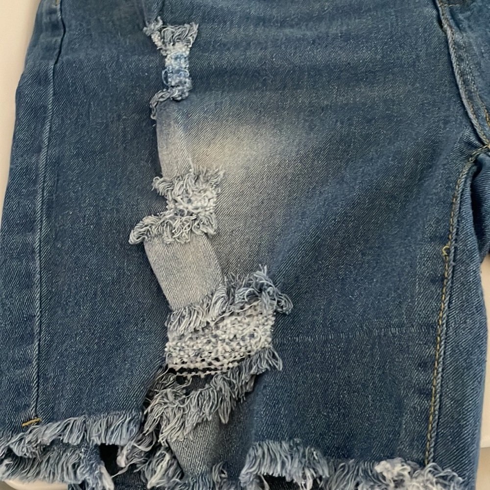 Jeans Woman’s Cutely Distressed Shorts Sz XL - Picture 6 of 8